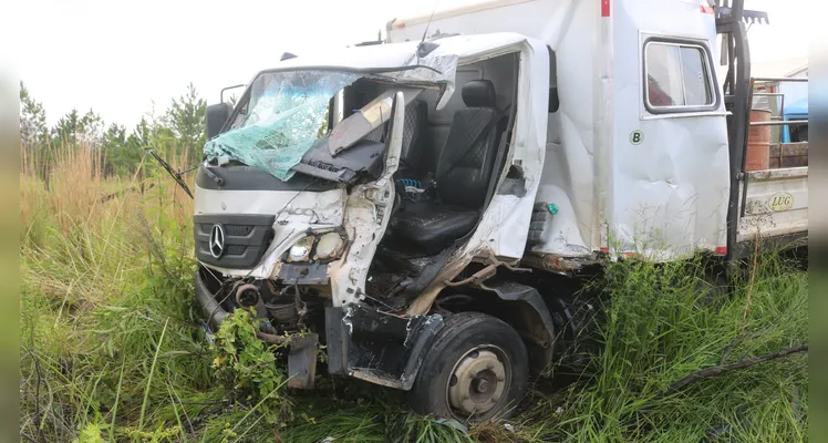 Acidente com caminhões aconteceu na manhã deste sábado (01), na BR-376, em Ponta Grossa