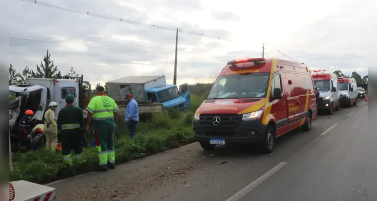 Acidente com caminhões aconteceu na manhã deste sábado (01), na BR-376, em Ponta Grossa