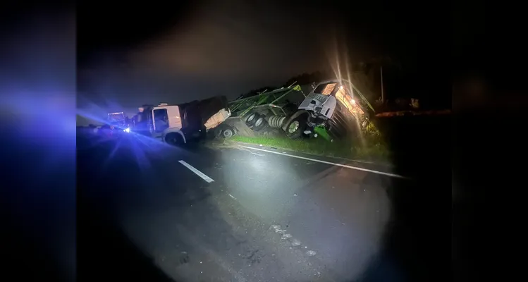 Colisão envolvendo dois caminhões aconteceu na noite dessa terça-feira (21); congestionamento na BR-376 nesta manhã chega a 5 km