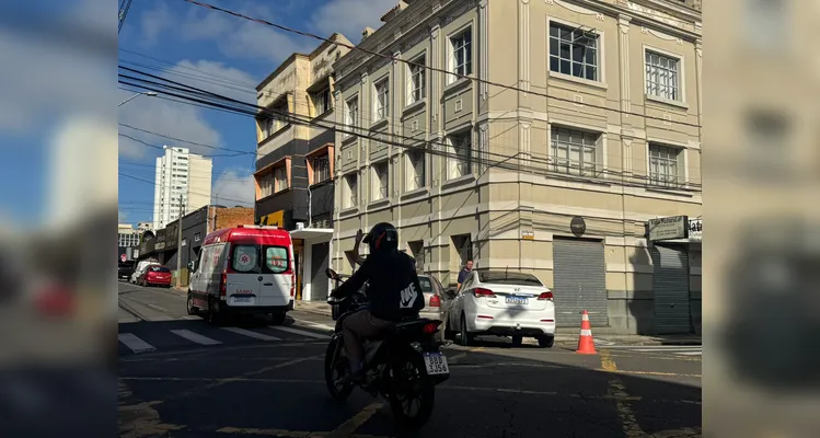 Colisão em cruzamento no Centro de PG mobiliza equipe do Samu