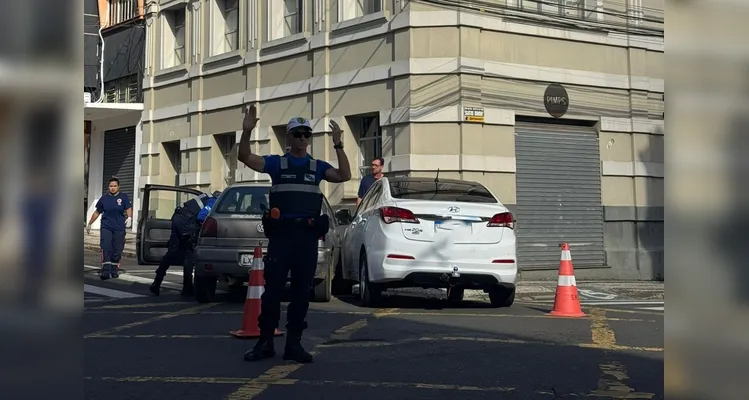 Colisão em cruzamento no Centro de PG mobiliza equipe do Samu