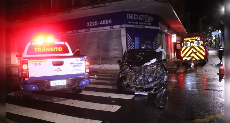 Colisão na região central de Ponta Grossa aconteceu na madrugada desta segunda-feira (20)