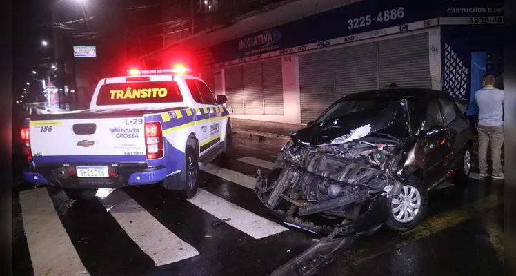 Colisão na região central de Ponta Grossa aconteceu na madrugada desta segunda-feira (20)