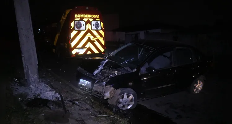 Acidente aconteceu na madrugada desta sexta-feira (17)