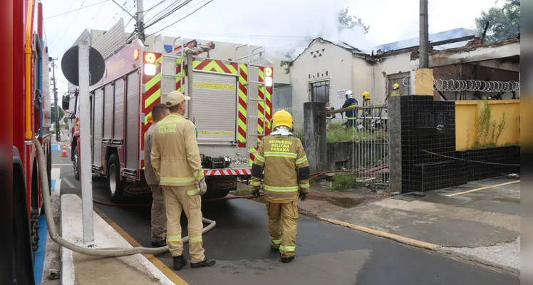 Fogo destrói residência abandonada em Uvaranas