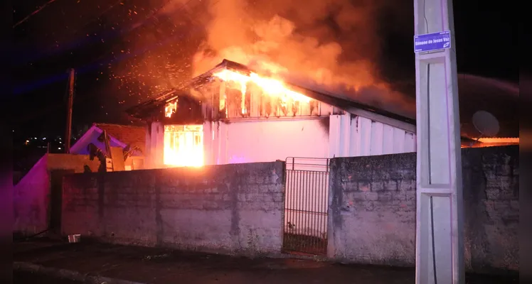 Incêndio aconteceu na noite desse domingo (12)