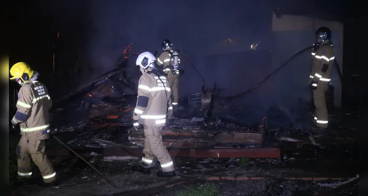 Bombeiros foram acionados por volta das 00h52 desta sexta-feira (31) para combater o fogo em residência