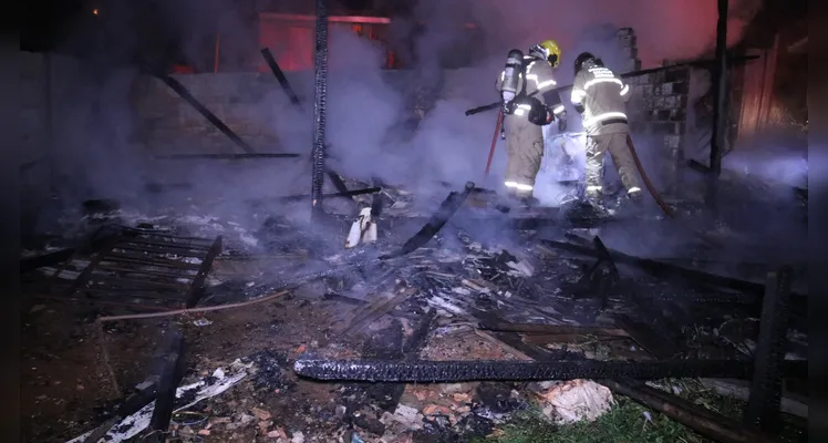 Equipe Auto Bomba Tanque Resgate (ABTR) do Corpo de Bombeiros esteve no local para apagar o fogo