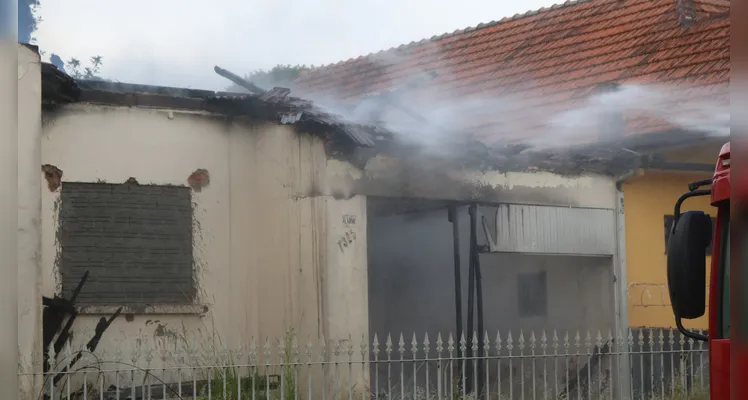 Fogo destrói residência abandonada em Uvaranas