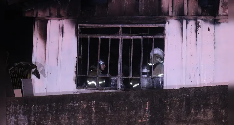 Incêndio aconteceu na noite desse domingo (12)