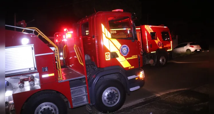 Bombeiros foram acionados por volta das 00h52 desta sexta-feira (31) para combater o fogo em residência