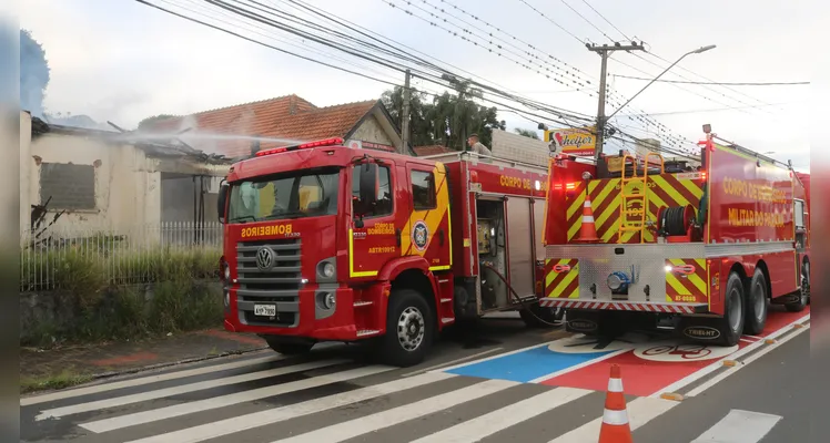 Fogo destrói residência abandonada em Uvaranas