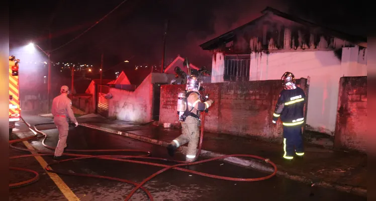 Incêndio aconteceu na noite desse domingo (12)