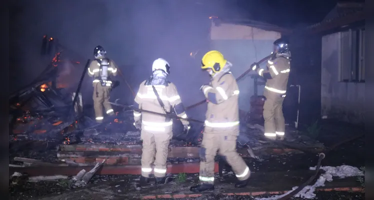 Bombeiros foram acionados por volta das 00h52 desta sexta-feira (31) para combater o fogo em residência