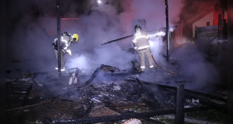 Equipe Auto Bomba Tanque Resgate (ABTR) do Corpo de Bombeiros esteve no local para apagar o fogo