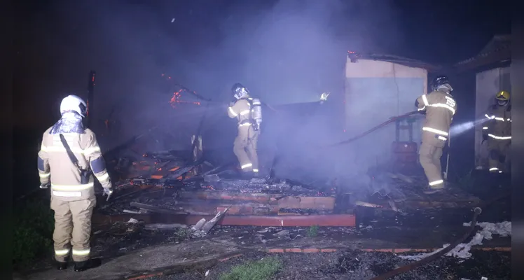 Bombeiros foram acionados por volta das 00h52 desta sexta-feira (31) para combater o fogo em residência