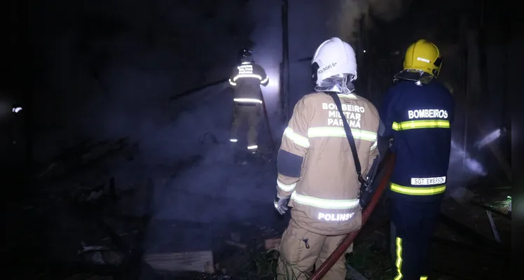 Equipe Auto Bomba Tanque Resgate (ABTR) do Corpo de Bombeiros esteve no local para apagar o fogo