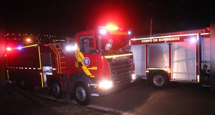 Bombeiros foram acionados por volta das 00h52 desta sexta-feira (31) para combater o fogo em residência