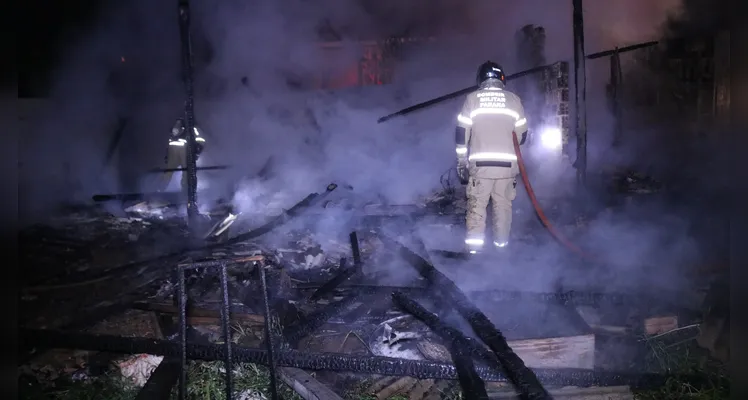 Equipe Auto Bomba Tanque Resgate (ABTR) do Corpo de Bombeiros esteve no local para apagar o fogo