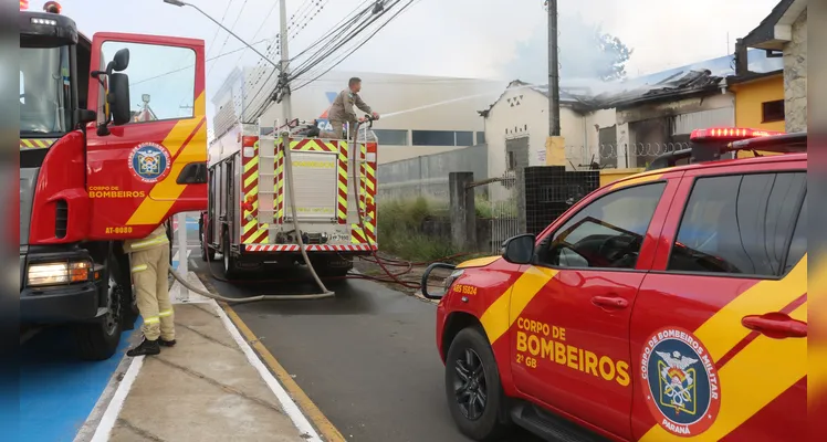 Fogo destrói residência abandonada em Uvaranas