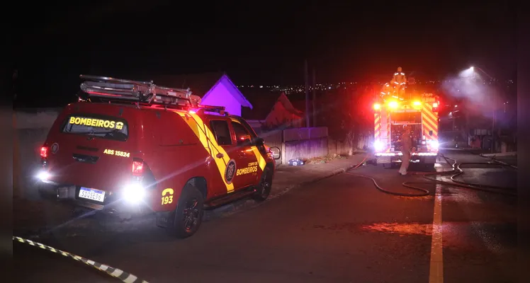 Incêndio aconteceu na noite desse domingo (12)