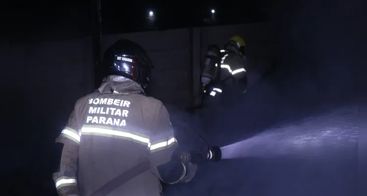 Equipe Auto Bomba Tanque Resgate (ABTR) do Corpo de Bombeiros esteve no local para apagar o fogo