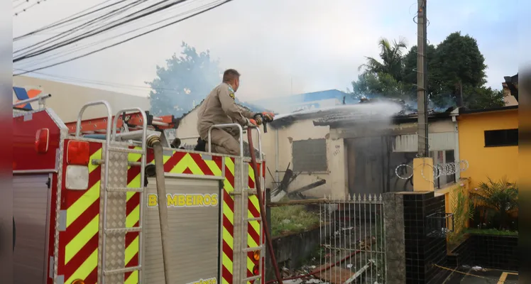 Fogo destrói residência abandonada em Uvaranas