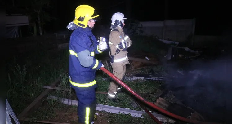 Equipe Auto Bomba Tanque Resgate (ABTR) do Corpo de Bombeiros esteve no local para apagar o fogo