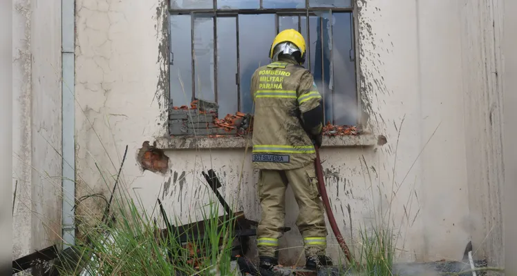 Fogo destrói residência abandonada em Uvaranas