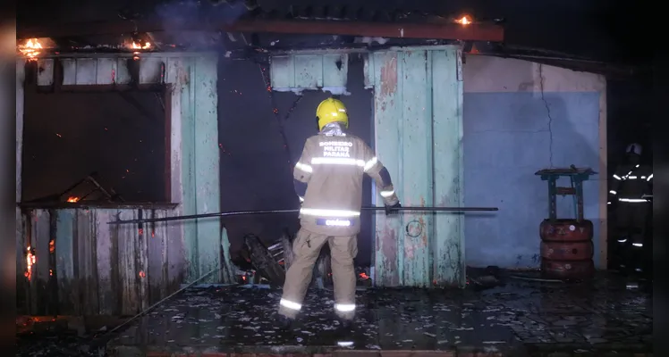 Bombeiros foram acionados por volta das 00h52 desta sexta-feira (31) para combater o fogo em residência