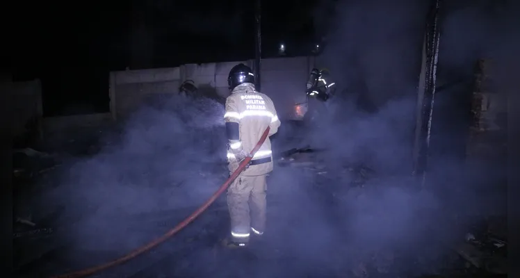 Equipe Auto Bomba Tanque Resgate (ABTR) do Corpo de Bombeiros esteve no local para apagar o fogo