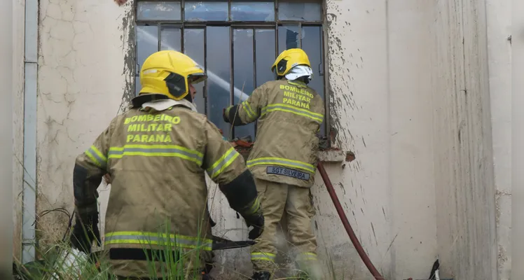 Fogo destrói residência abandonada em Uvaranas