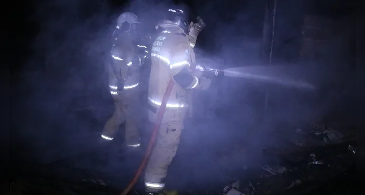 Equipe Auto Bomba Tanque Resgate (ABTR) do Corpo de Bombeiros esteve no local para apagar o fogo