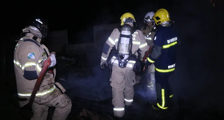 Equipe Auto Bomba Tanque Resgate (ABTR) do Corpo de Bombeiros esteve no local para apagar o fogo