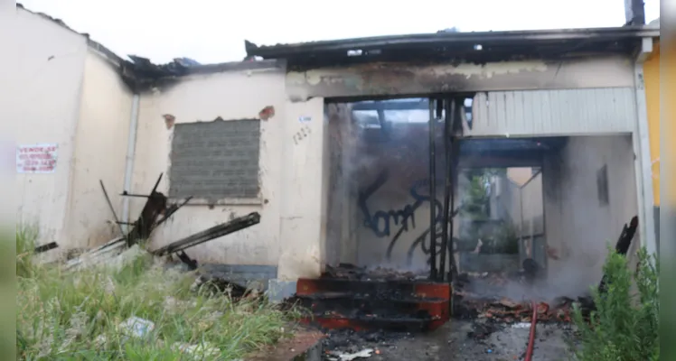 Fogo destrói residência abandonada em Uvaranas