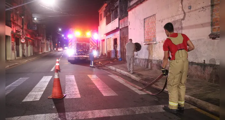 Incêndio em edificação mobiliza Corpo de Bombeiros em Ponta Grossa