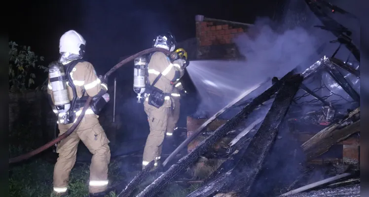 Bombeiros foram acionados por volta das 00h52 desta sexta-feira (31) para combater o fogo em residência