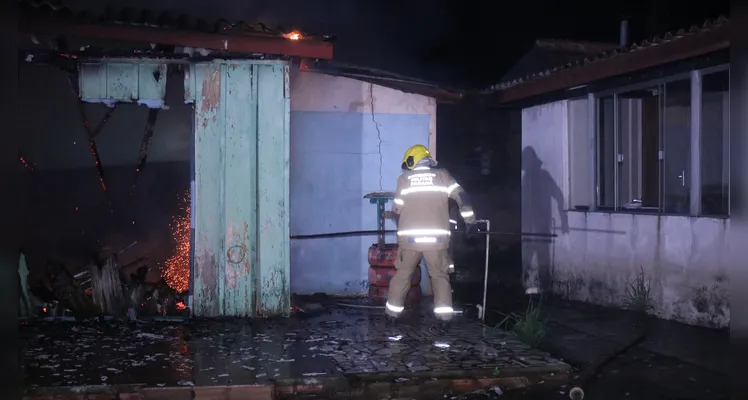 Bombeiros foram acionados por volta das 00h52 desta sexta-feira (31) para combater o fogo em residência