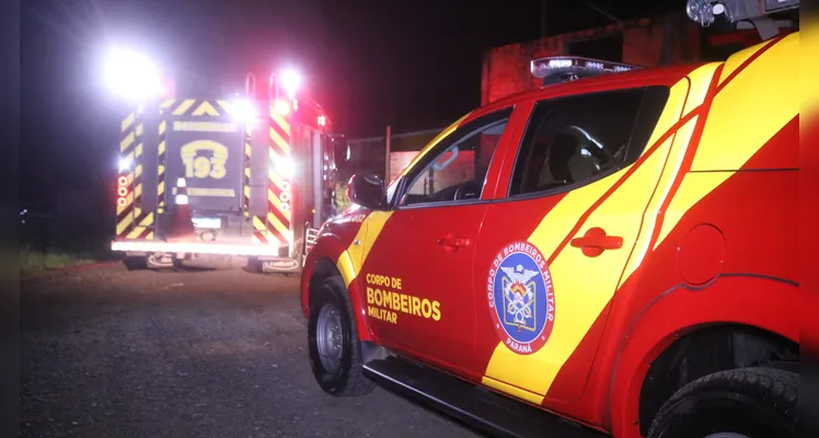 Equipe Auto Bomba Tanque Resgate (ABTR) do Corpo de Bombeiros esteve no local para apagar o fogo