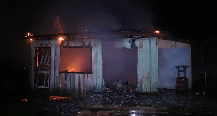 Bombeiros foram acionados por volta das 00h52 desta sexta-feira (31) para combater o fogo em residência