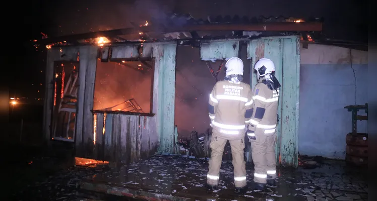 Bombeiros foram acionados por volta das 00h52 desta sexta-feira (31) para combater o fogo em residência