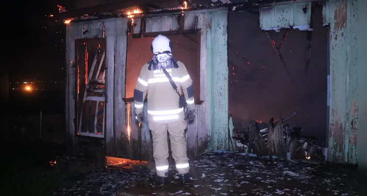 Bombeiros foram acionados por volta das 00h52 desta sexta-feira (31) para combater o fogo em residência