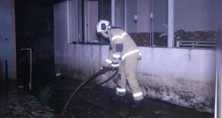 Bombeiros foram acionados por volta das 00h52 desta sexta-feira (31) para combater o fogo em residência