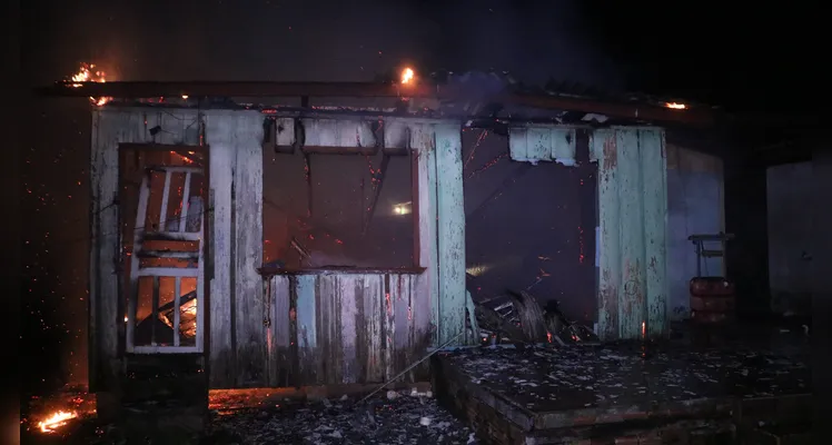 Bombeiros foram acionados por volta das 00h52 desta sexta-feira (31) para combater o fogo em residência