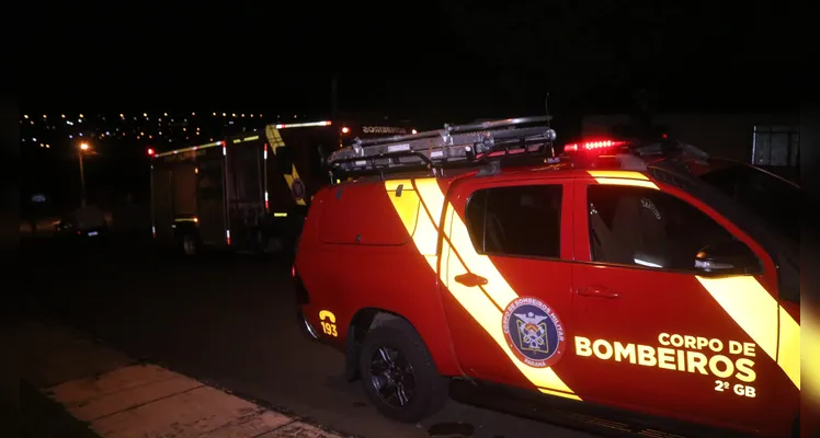 Bombeiros foram acionados por volta das 00h52 desta sexta-feira (31) para combater o fogo em residência