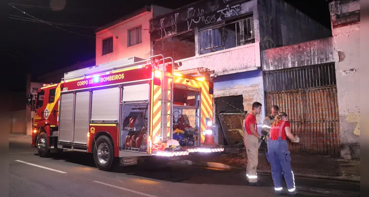 Incêndio em edificação mobiliza Corpo de Bombeiros em Ponta Grossa