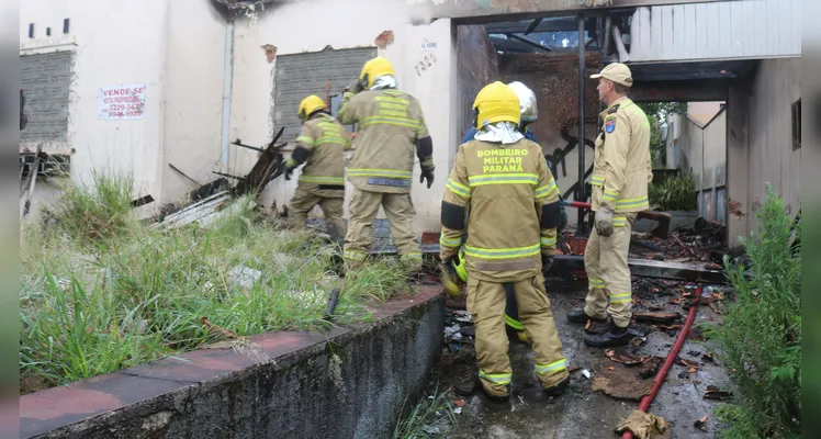 Fogo destrói residência abandonada em Uvaranas