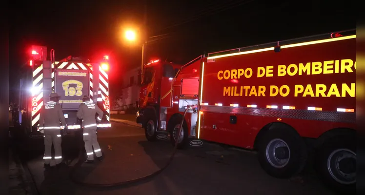 Bombeiros foram acionados por volta das 00h52 desta sexta-feira (31) para combater o fogo em residência