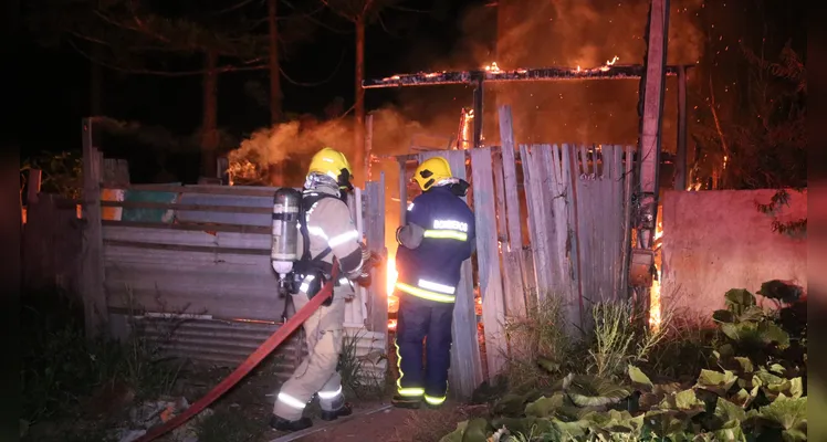 Equipe Auto Bomba Tanque Resgate (ABTR) do Corpo de Bombeiros esteve no local para apagar o fogo