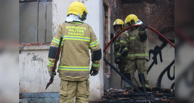 Fogo destrói residência abandonada em Uvaranas